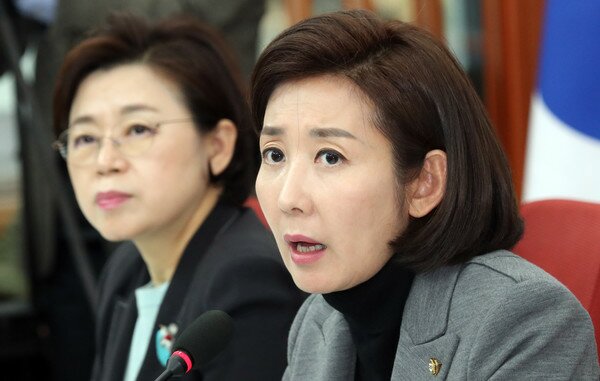 "199개 법안 몽땅 필리버스터"를 선언하고 있는 나경원/News1