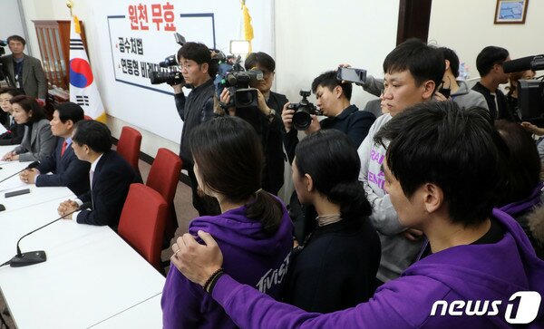 나경원 원내대표의 기자회견이 진행되고 있는 동안 교통사고피해 어린이 학부모들이 그 모습을 지켜보고 있다./News1