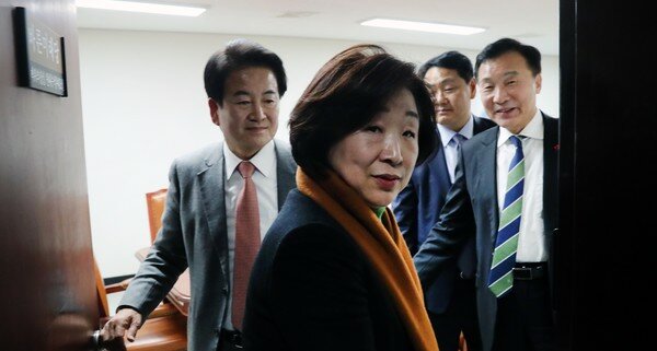 손학규 바른미래당 대표, 김관영 원내대표, 심상정 정의당 대표, 정동영 민주평화당 대표가 13일 오후 서울 여의도 국회에서 비공개 모임 후 회의장을 나서고 있다. 야 3당 대표자들은 이날 선거법 단일안을 위해 모였다. 2019.12.13/뉴스1