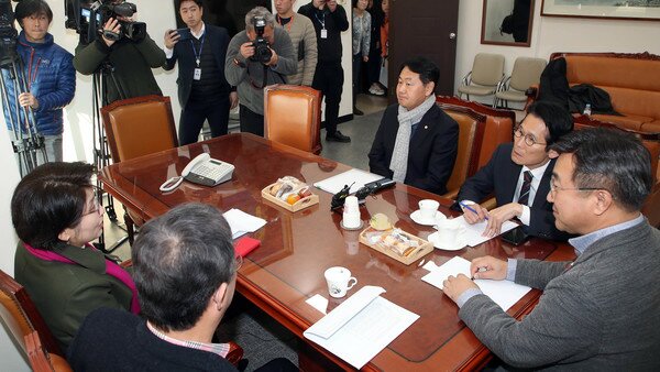 김관영 바른미래당(오른쪽부터 시계방향) 의원, 윤소하 정의당 원내대표, 윤호중 더불어민주당 사무총장, 유성엽 대안신당 창당준비위원장, 박주현 민주평화당 의원이 8일 오전 서울 여의도 국회에서 열린 여야 4+1 선거법 협의체 회의에 참석해 대화를 나누고 있다. 2019.12.8/뉴스1