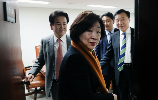 13일 바미·정의·민평 3당 대표 회동을 마치고 나오는 심상정 대표. 야3당은 이 회동 이후 민주당의 최종안을 맹비난했다. /News1