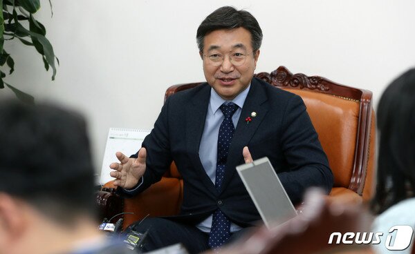 13일 4+1 선거법 협상 과정과 결과를 설명하고 있는 윤호중 민주당 사무총장/News1