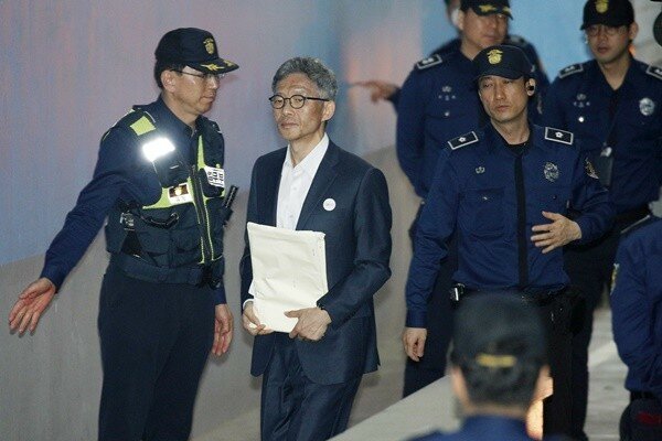 서지현 검사를 성추행한 뒤 인사보복한 혐의를 받는 안태근 전 법무부 검찰국장이 14일 오전 서울 서초구 중앙지방법원에서 직권남용권리행사방해 2심 속행 공판에 출석하기 위해 호송차에서 내려 이동하고 있다. 2019.5.14/뉴스1