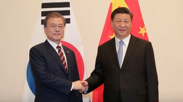 문재인 대통령이 지난 6월 27일 일본 오사카시 웨스틴 호텔에서 시진핑 중국 국가주석과 정상회담에 앞서 악수하고 있다. (청와대 페이스북) 2019.6.27