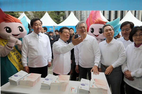 새정치민주연합 문재인 대표와 우윤근 원내대표가 6일 오전 서울 여의도 국회도서관 앞에서 열린 '2015 다함께 정책엑스포' 광주광역시 정책홍보관을 찾아 윤장현 광주시장의 안내를 받고 있다. 왼쪽은 이낙연 전남지사. 2015.4.6/뉴스1