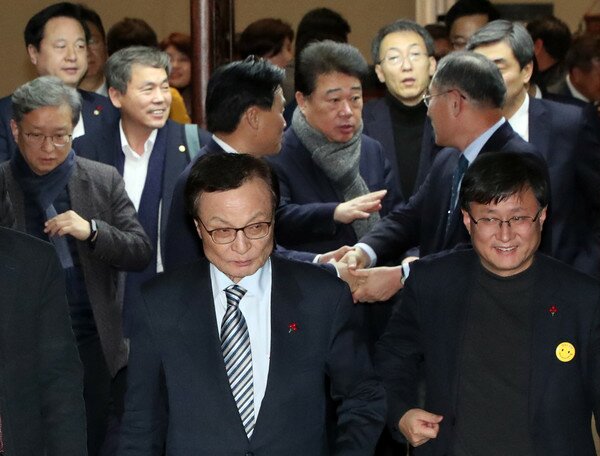 이해찬 더불어민주당 대표와 의원들이 18일 서울 여의도 국회에서 열린 의원총회를 마치고 나오고 있다. 2019.12.18/뉴스1