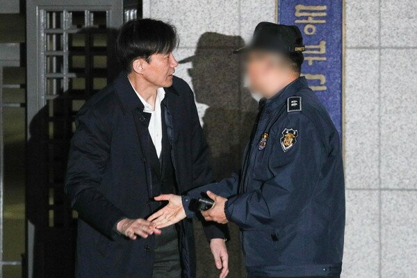 조국 전 법무부 장관이 27일 오전 구속영장이 기각된 후 서울 송파구 동부구치소를 나서며 구치소 관계자에게 인사하고 있다. 2019.12.27/뉴스1