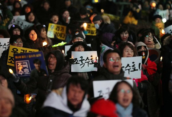 26일 오후 서울 송파구 동부지방법원 앞에서 조 전 장관 지지자들이 구속영장 기각과 검찰개혁 피켓을 들고 구호를 외치고 있다. 2019.12.26/뉴스1