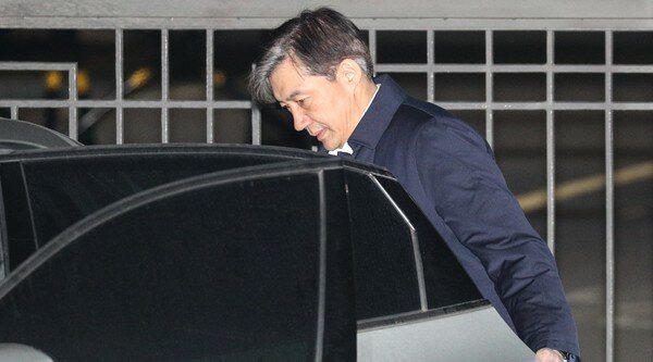 조국 전 법무부 장관이 27일 오전 구속영장이 기각된 후 서울 송파구 동부구치소를 나서고 있다. 2019.12.27/뉴스1