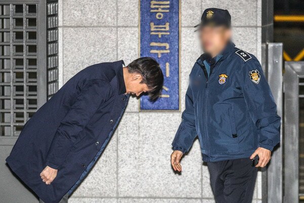 조국 전 법무부 장관이 27일 오전 구속영장이 기각된 후 서울 송파구 동부구치소를 나서며 구치소 관계자에게 인사하고 있다. 2019.12.27/뉴스1