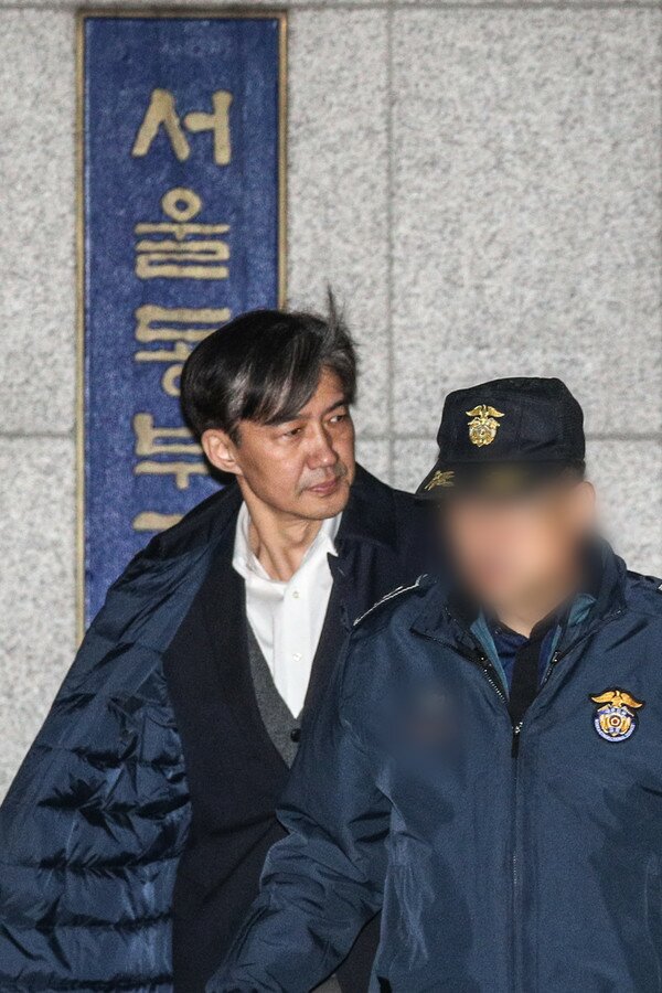 조국 전 법무부 장관이 27일 오전 구속영장이 기각되자 서울 송파구 서울동부구치소를 나서고 있다. 2019.12.27/뉴스1