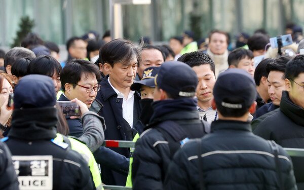 조국 전 법무부 장관이 26일 오후 서울 송파구 동부지방법원에서 구속 전 피의자 심문(영장실질심사)를 마치고 대기를 위해 구치소로 향하고 있다. 2019.12.26/뉴스1