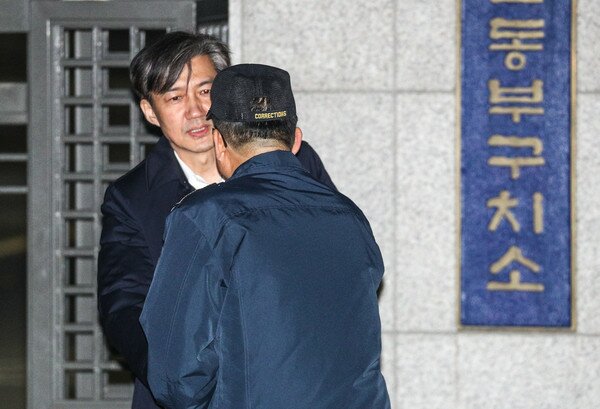 조국 전 법무부 장관이 27일 오전 구속영장이 기각된 후 서울 송파구 동부구치소를 나서며 구치소 관계자에게 인사하고 있다. 2019.12.27/뉴스1