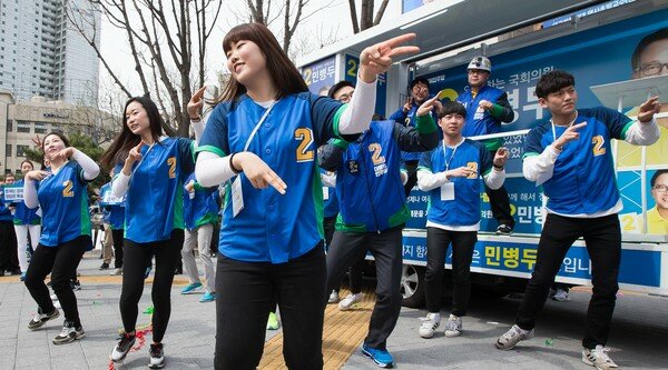 20대 총선 공식 선거운동이 시작된 31일 서울 동대문구 장한평사거리에서 더불어민주당 동대문구을 민병두 후보 선거운동원들이 율동을 선보이고 있다. 2016.3.31/뉴스1