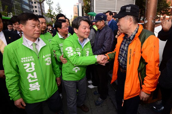 안철수 국민의당 공동대표가 제20대 국회의원선거를 하루 앞둔 12일 오후 서울 영등포구 여의도동 여의도백화점 앞에서 시민들과 악수하며 지지를 호소하고 있다.2016.4.12/뉴스1