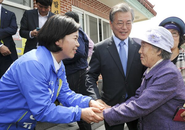 제20대 총선 양향자 더불어민주당 광주 서구을 후보가 9일 문재인 전 대표와 함께 광주 서구 서창 발산마을 마을회관 앞에서 한 어르신과 악수를 나누고 있다. 2016.4.9/뉴스1