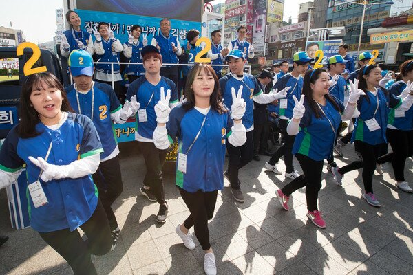 더불어민주당 유세단이 경기 부천역 남부광장에서 열린 부천지역 후보 합동유세에서 율동을 추고 있다. 2016.4.11/뉴스1