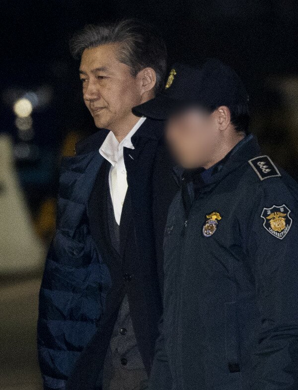 조국 전 법무부 장관이 27일 오전 구속영장이 기각된 후 서울 송파구 서울동부구치소를 나서고 있다. 2019.12.27/뉴스1