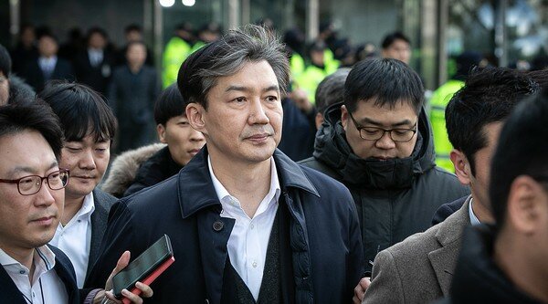 조국 전 법무부 장관이 26일 오후 서울 송파구 동부지방법원에서 구속 전 피의자 심문(영장실질심사)을 마치고 법원을 나서고 있다. 2019.12.26/뉴스1