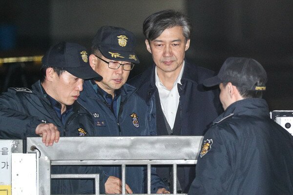 조국 전 법무부 장관이 27일 오전 구속영장이 기각된 후 서울 송파구 서울동부구치소를 나서고 있다. 2019.12.27/뉴스1