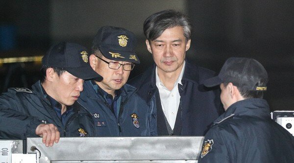 조국 전 법무장관이 검찰의 구속영장청구가 기각된 뒤 서울동부구치소를 나서고 있다./News1