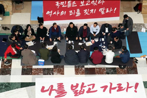 황교안 자유한국당 대표와 의원들이 16일 오전 서울 여의도 본회의장앞에서 패스트트랙 법안 통과에 반대하며 국회에서 무기한 농성 중 아침식사를 하고 있다. 2019.12.16/뉴스1