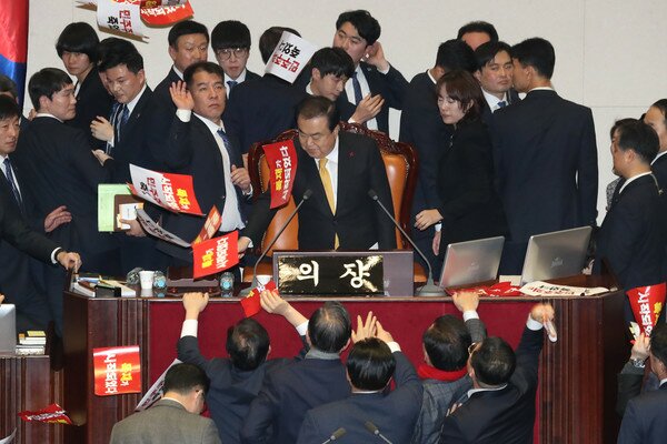 문희상 국회의장이 27일 오후 서울 여의도 국회 본회의장에서 열린 제373회국회(임시회) 제1차 본회의에서 공직선거법 일부개정법률안에 대안 수정안을 통과시키고 있다. 2019.12.27/뉴스1