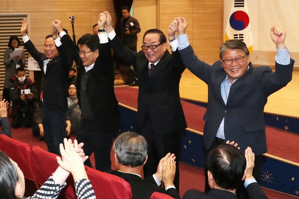 조원진 우리공화당 공동대표가 17일 오후 서울 여의도 국회 의원회관에서 열린 출판기념회에서 손을 흔들고 있다. 오른쪽부터 조 공동대표, 서청원 무소속 의원, 홍문종 우리공화당 공동대표, 박덕흠 자유한국당 의원. 2019.12.17/뉴스1