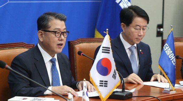 더불어민주당 인재영입 3호인 한미연합사 부사령관 출신 김병주 예비역 대장이 2일 오전 서울 여의도 국회에서 열린 영입행사에서 입당 소감을 밝히고 있다.. 2020.1.2/뉴스1