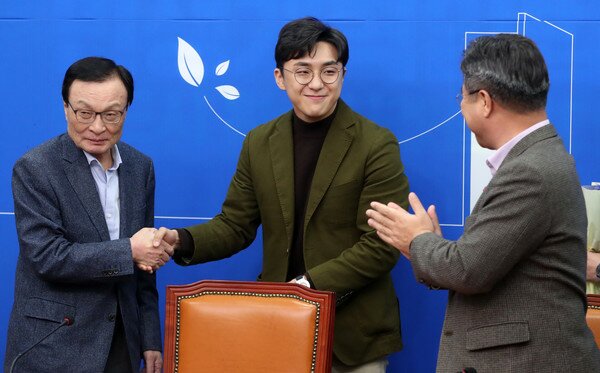 29일 오후 더불어민주당 인재영입위원회가 내년 총선을 앞두고 두 번째 영입인재로 발표한 만 26세 청년 원종건씨가 서울 여의도 국회에서 열린 인재영입 발표식에서 이해찬 더불어민주당 대표, 윤호중 사무총장 등과 인사를 나누고 있다. 원종건씨 는 "우리 사회로부터 받은 관심과 사랑을 정치를 통해 돌려드리겠다"고 말했다. 2019.12.29/뉴스1