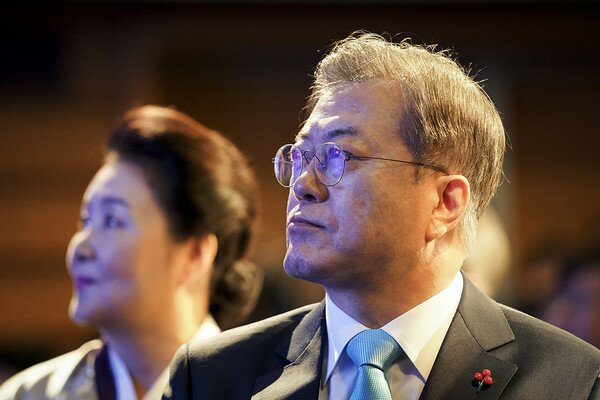 문재인 대통령과 부인 김정숙 여사가 2일 오전 서울 중구 대한상공회의소 국제회의장에 자리하고 있다. (청와대 제공) 2020.1.2