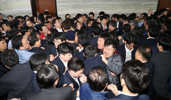 지난해 4월26일 여야 국회의원들이 국회 의안과 앞에서 몸싸움을 벌이는 모습. /뉴스1 DB © News1