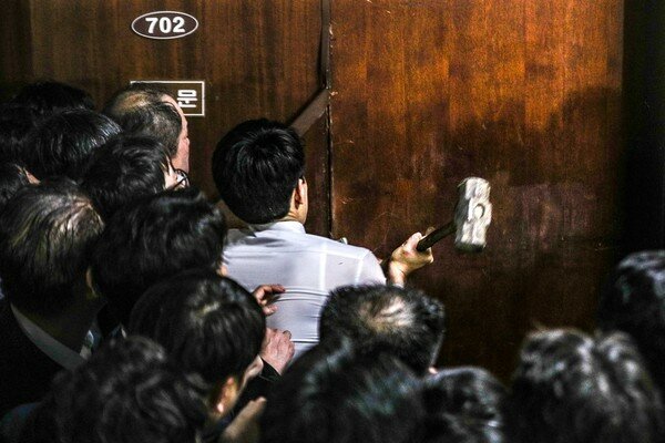 지난해 4월26일 새벽 국회에서 방호과 직원들과 더불어민주당 당직자들이 패스트트랙 지정안건 법안제출을 위해 자유한국당 당직자들이 점거 중인 의안과 진입을 시도하고 있다. 2019.4.26/뉴스1