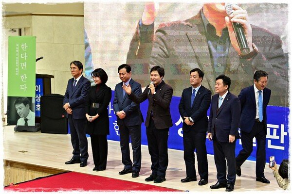 이상호 위원장 출판기념회에 참석한 김영춘(왼쪽 세번째), 김해영, 윤준호, 최인호 의원과 정청래 전 의원 2019.12.23/문고리의 봉하사진관