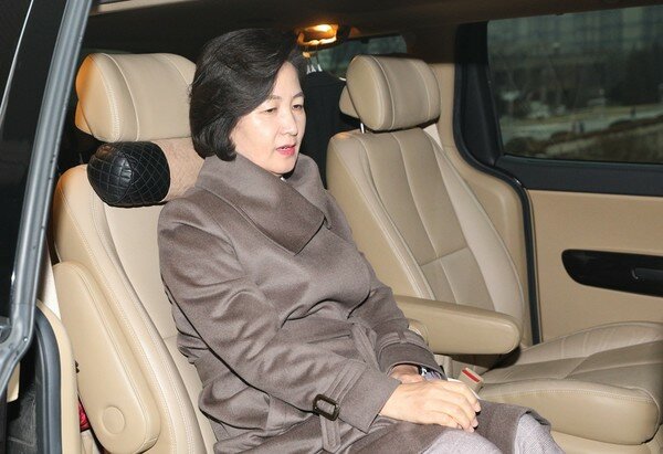 추미애 법무부 장관이 오후 4시 차에 오르고 있다. /뉴스1