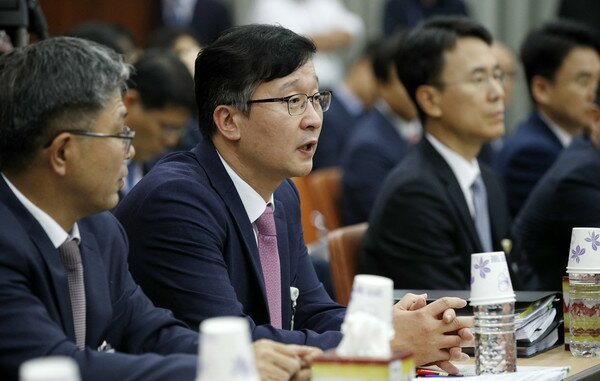 송경호 서울중앙지검 3차장이 2019년 10월 7일 오전 서울 서초구 고등검찰청에서 열린 국회 법제사법위원회의 국정감사에서 의원들의 질의에 답변하고 있다. 2019.10.7/뉴스1