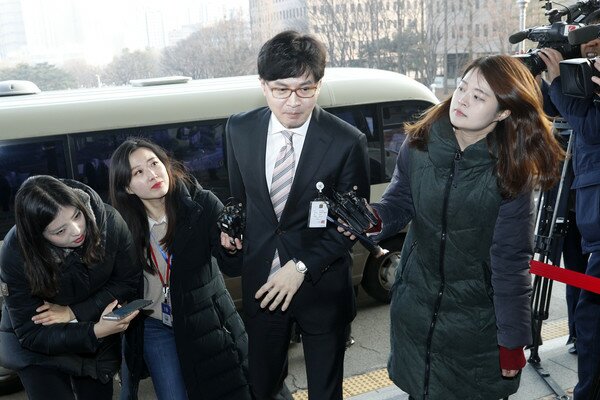 부산고등검찰청 차장에 발령이 난 한동훈 대검찰청 반부패·강력부장이 10일 오후 경기 정부과천청사 법무부에서 보임 신고식을 위해 이동하고 있다. 2020.1.10/뉴스1