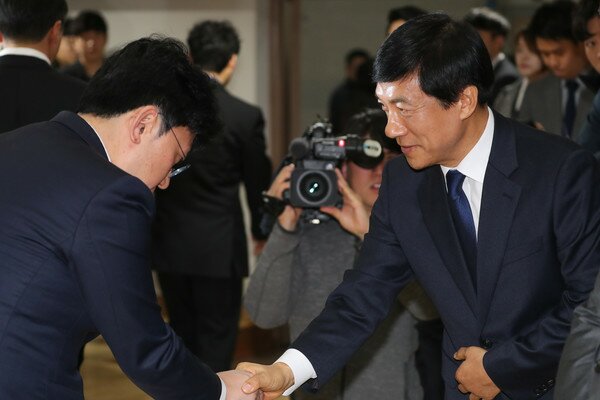 이성윤 신임 서울중앙지검장이 13일 서울 서초동 서울중앙지방검찰청 대강당에서 취임식을 마친 뒤 검찰 직원들과 인사하고 있다. 2020.1.13/뉴스1