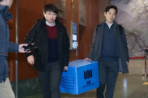 서울중앙지검 공공수사2부 수사관들이 4일 오후 울산시청을 압수수색 한 후 압수물을 들고 나오고 있다. 윤석열 총장은 계통을 무시한 채 이 수사를 직접 지휘하고 있다. 2020.1.4/뉴스1