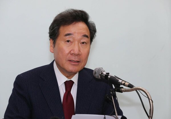 이낙연 전 국무총리가 23일 오전 서울 용산역 회의실에서 열린 기자회견에서 더불어민주당 4·15 총선 공동 상임 선대위원장직과 서울 종로 출마공식 제안과 관련해 입장을 밝히고 있다. 2020.1.23/뉴스1