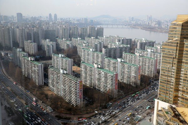 강남아파트 가격을 주도하고 있는 잠실주공5단지. 1월 들어 21억에서 3억이 내린 매물이 등장하고 있다. /뉴스1