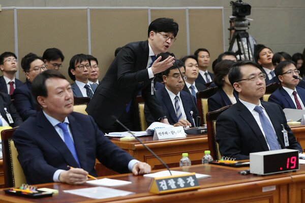 2019년 10월 17일 서울 서초동 대검찰청에서 열린 국회 법제사법위원회의 대검찰청에 대한 국정감사에 출석한 한동훈 반부패강력부장이 백헤련 더불어민주당 의원의 질의에 답하고 있다.2019.10.17/뉴스1