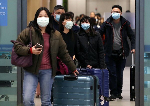 국내 네 번째 우한 폐렴(신종 코로나바이러스) 확진환자가 발생한 가운데 지난 27일 오후 인천국제공항 제1여객터미널에서 마스크를 쓴 승객들이 입국하고 있다./뉴스1