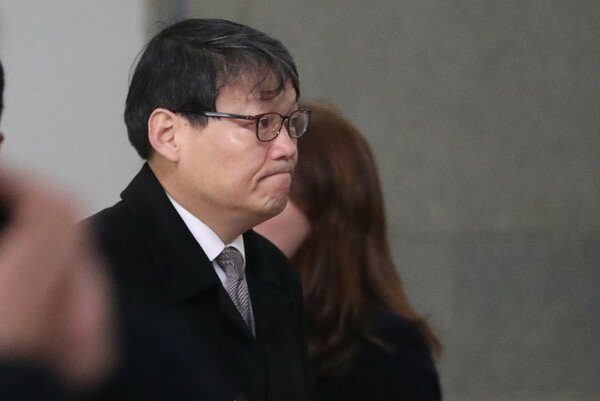 이광철 청와대 민정비서관이 29일 서울 서초구 서울중앙지검에 청와대 하명수사 및 선거개입 의혹 관련 수사를 받기 위해 출석하고 있다.2020.1.29/뉴스1