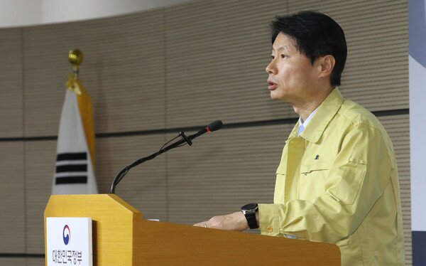 김강립 보건복지부 차관이 29일 정부세종청사 보건복지부 브리핑실에서 신종 코로나바이러스 감염증 중앙사고수습본부 관계부처 회의 결과를 발표하고 있다. . 2020.1.29/뉴스1