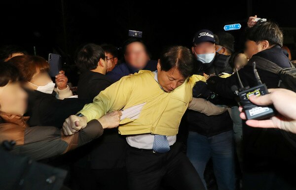 김강립 보건복지부 차관이 29일 밤 우한 교민들이 수용될 진천 국가공무원 인재개발원을 찾았다가 이에 반발한 주민들에게 거센 항의를 받고 있다. 정부는 이날 충남 아산시에 위치한 '경찰인재개발원'과 진천군 국가공무원인재개발원 2곳에 우한에서 귀국을 희망하는 한국인 720명을 분산 수용하겠다고 발표했다. 2020.1.29/뉴스1