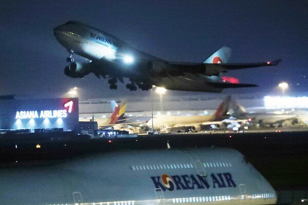 이태호 외교부 2차관이 중국 후베이성 우한에 체류 중인 교민 수송을 위해 30일 오후 인천국제공항 제2여객터미널을 통해 출국하고 있다. 2020.1.30/뉴스1