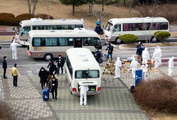 우한 폐렴(신종 코로나바이러스 감염증)이 발생한 중국 후베이성 우한을 떠난 교민들이 31일 충남 아산시 경찰인재개발원에 도착, 숙소로 들어서고 있다. 교민들은 외부와 차단된 상태로 격리 생활을 하며 2주 동안 감염 증상을 보이지 않을 경우 퇴소하게 된다. 2020.1.31/뉴스1