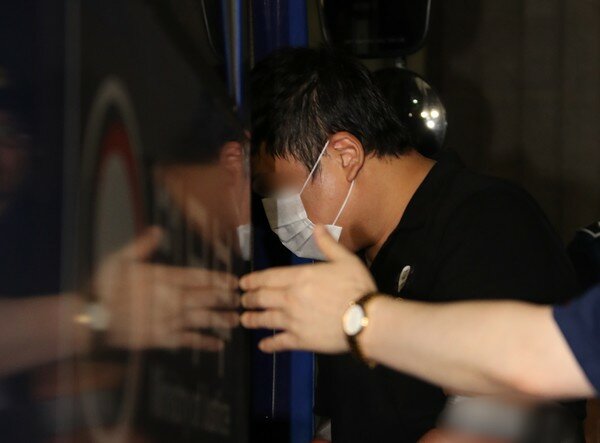 호송차에 오르는 조범동씨/뉴스1