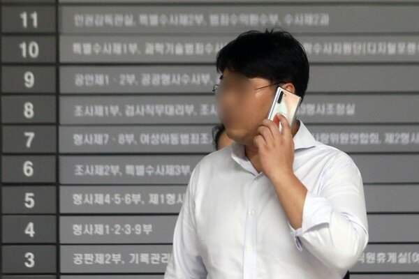 사모펀드 운용사 코링크프라이빗에쿼티(PE) 이 모 대표가 17일 오후 서울 서초구 서울중앙지방검찰청에서 검찰 조사를 위해 출석, 전화통화를 하고 있다. 이 씨는 조국 장관 5촌 조카 조 모씨 등과 함께 WFM·웰스씨앤티 등 투자기업 자금 50억원가량을 빼돌린 혐의를 받고 있다. 2019.9.17/뉴스1